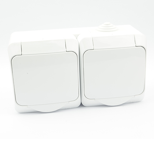 Zásuvka dvojitá IP44 biela s krytom