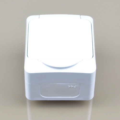 Zásuvka biela do vlhka s krytom IP44